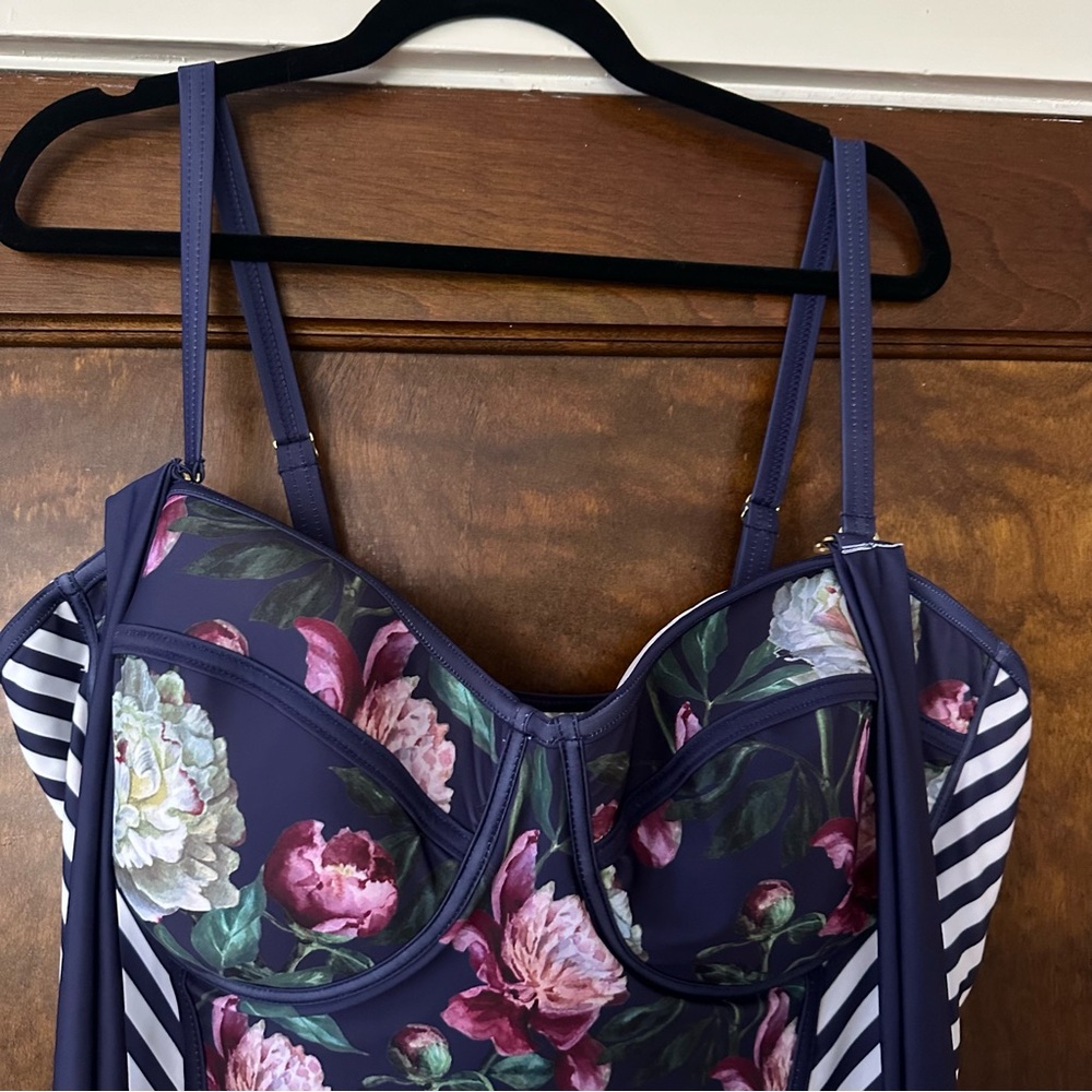 ModCloth One Piece Swimsuit - Picture 3 of 8
